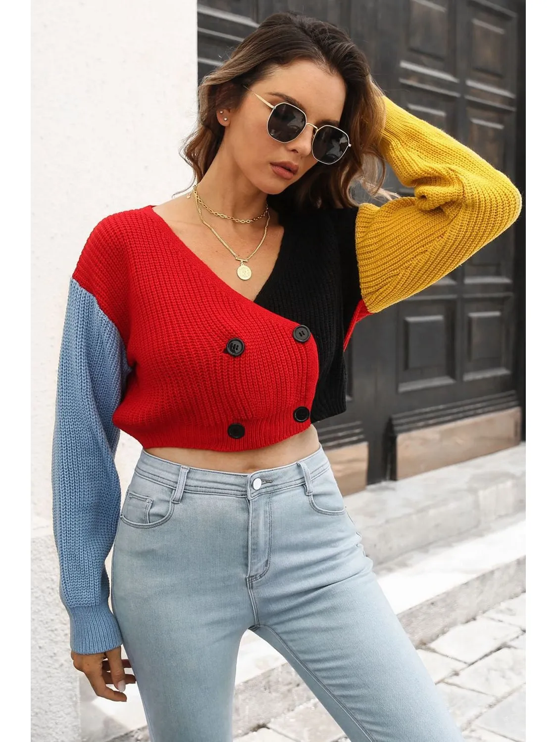 Women Cropped Contrast Color V- Neck Buttoned Cardigan